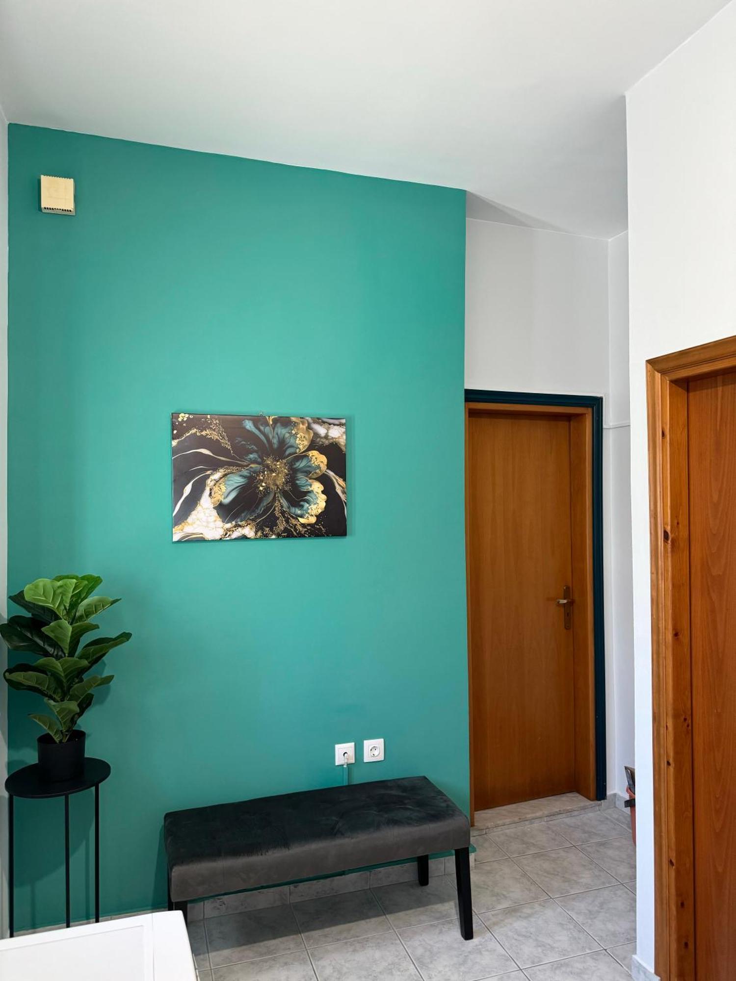 8 Street Studio. Kremastí